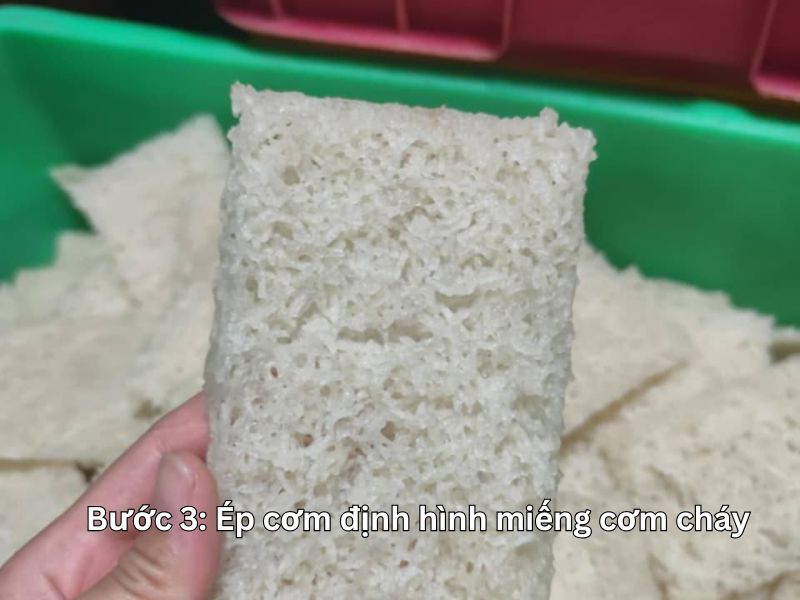 Buoc-3-ep-com-dinh-hinh-trong quy trinh che-bien-com-chay